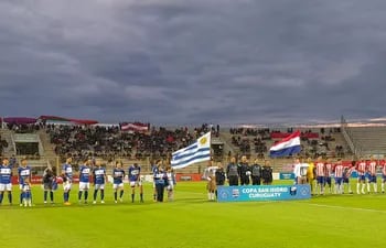 Copa San Isidro Curuguaty: Encarnacena vs. Lavalleja de Uruguay, en e estadio Villa Alegre.