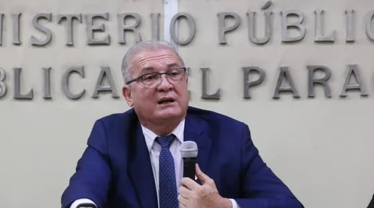 Emiliano Rolón, fiscal general del Estado, dice que no pueden avanzar porque la viuda se niega a entregar el celular de Marcelo Pecci. EFE/ Nina Osorio