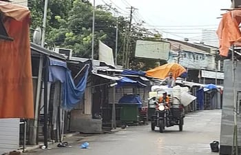 Calles y puestos vacíos en Nanawa (exPuerto Elsa) una de las ciudades fronterizas afectadas por la crisis de la pandemia.