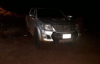 Camioneta Toyota Hilux recuperada tras enfrentamiento con delincuentes.