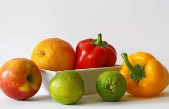 Consumir a diario frutas y verduras aporta fibra, antioxidantes, agua, vitaminas y minerales que el organismo necesita.