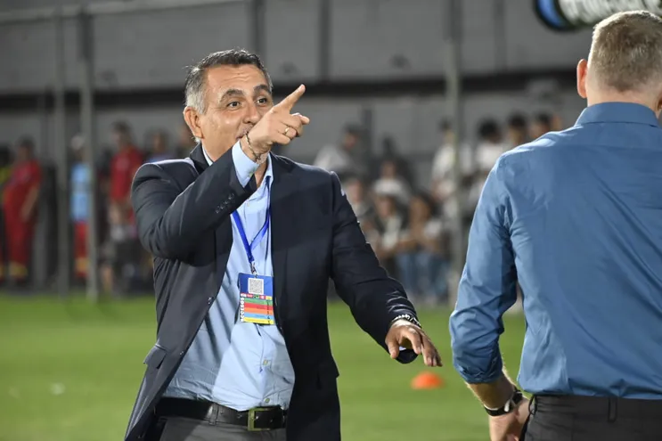 El paraguayo Pedro Sarabia (i), entrenador de Sportivo Ameliano, saluda al argentino Martín Palermo, técnico de Olimpia, en la previa del partido por la Fase preliminar de la Copa Sudamericana 2024 en el estadio Defensores del Chaco, en Asunción.