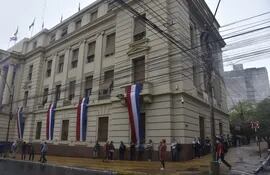 Una larga fila de ciudadanos también buscó hacer gestiones en el Banco Nacional de Fomento, en su sede central ubicada sobre Independencia Nacional y Cerro Corá.