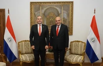 El canciller paraguayo Julio Arriola (izq.) y el embajador concurrente de Siria en Paraguay, Sami Salameh. Fue en junio pasado en la sede Relaciones Exteriores.