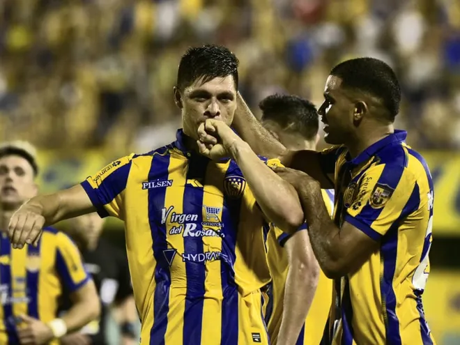 Rodrigo Rojas (i), futbolista de Sportivo Luqueño, celebra un gol en el partido ante Guaraní por la novena jornada del torneo Apertura 2024 del fútbol paraguayo en el estadio Feliciano Cáceres, en Luque.