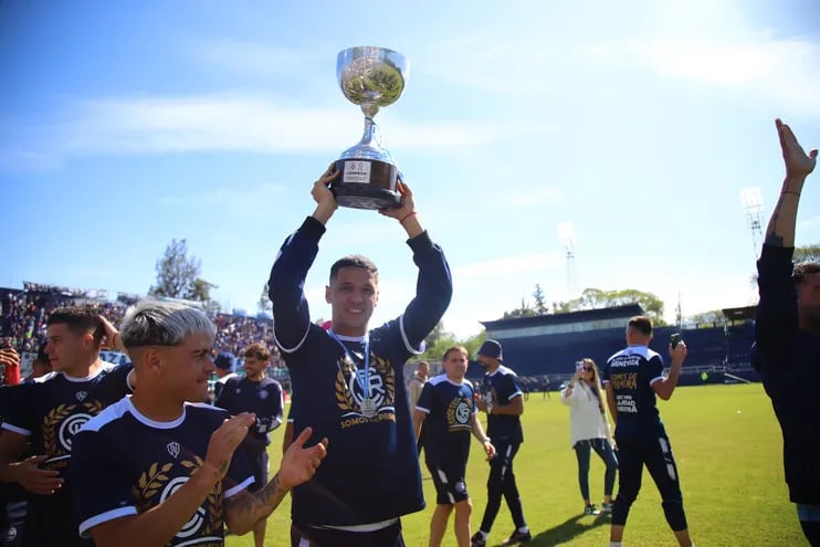 Alex Arce, jugador de Independiente Rivadavia, celebra con el trofeo de campeón de la Primera Nacional 2023.