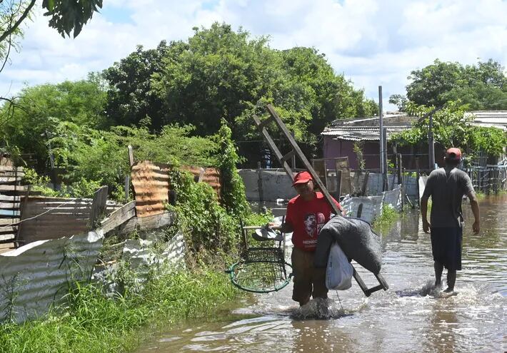 Vicente Esquivel, de la zona conocida como Bañado Sur, procedió a sacar todas sus pertenencias a una calle cercana a su casa, a la cual el agua aún no había llegado. Pidió ayuda a la Municipalidad de Asunción.