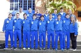 jugadores-de-la-seleccion-paraguaya-sub-16-junto-a-directivos-y-miembros-de-la-comitiva-guarani-frente-al-leon-coundou-ayer-antes-de-partir-rumb-235413000000-1596167.jpg