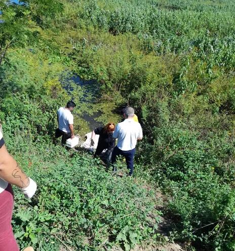 El cuerpo sin vida del joven Francisco Javier Jara Contreras fue encontrado por vecinos del barrio San José, en el arroyo Ñeembucú, en n el sector denominado Pa´i Kué.