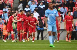 Los jugadores del Liverpool celebran uno de los tres goles contra el Manchester City en la semifinal de la FA Cup en Wembley, Londres.