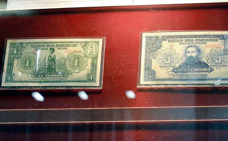 La primera serie de billetes en 1943 llevaba la inscripción del Banco del Paraguay.