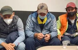 Francisco Javier Torres Ortiz, Omar Agustín Gómez Cuéllar y Damacio Brítez Ávila, funcionarios de la Dinac arrestados ayer en el aeropuerto Silvio Pettirossi de Luque.