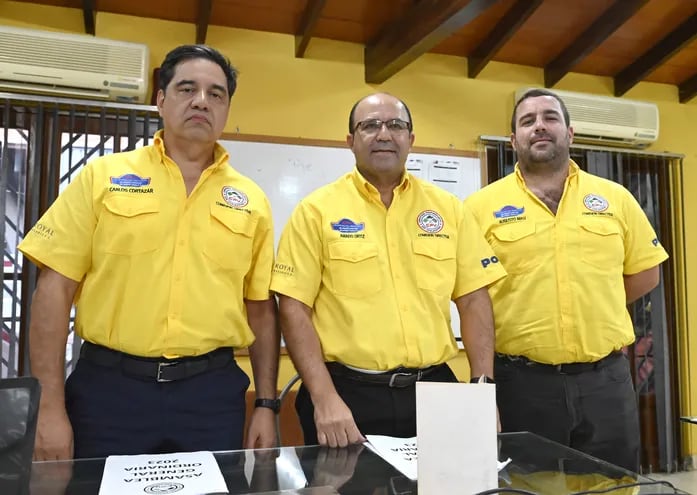 Amado Ortiz (centro), Carlos Cortázar  y Augusto Masi durante el acto asambleario del jueves.