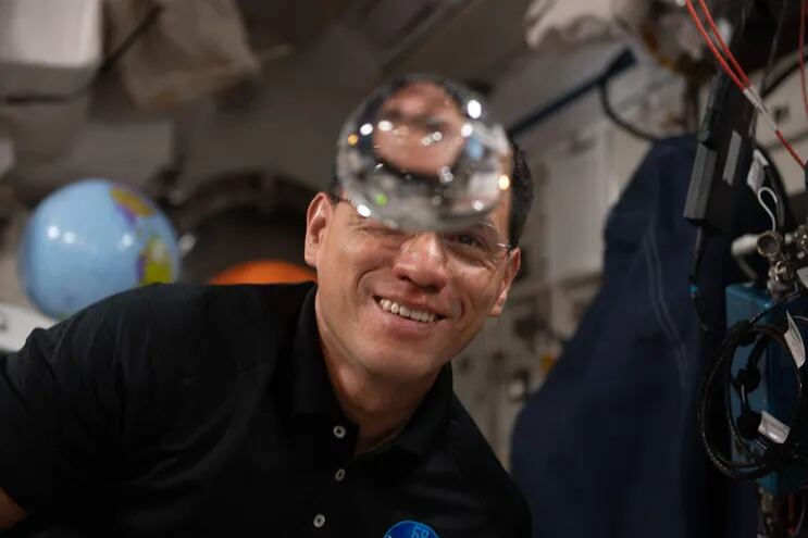 Fotografía cedida por la NASA donde aparece el astronauta e ingeniero de vuelo de la Expedición 68, Frank Rubio, observando el comportamiento de una burbuja de agua que vuela libremente dentro del módulo de laboratorio Kibo de la Estación Espacial Internacional (EEI).