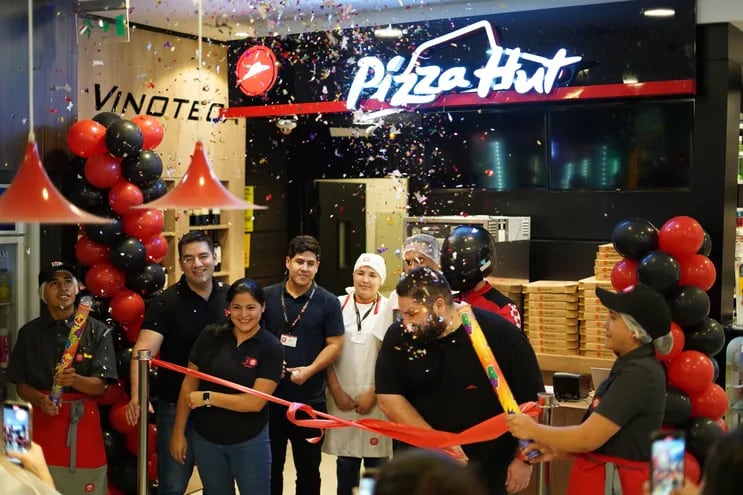 Inauguración del local, tipo kiosco, en  San Bernardino, donde los veraneantes ya disfrutan de la pizza más rica del mundo.