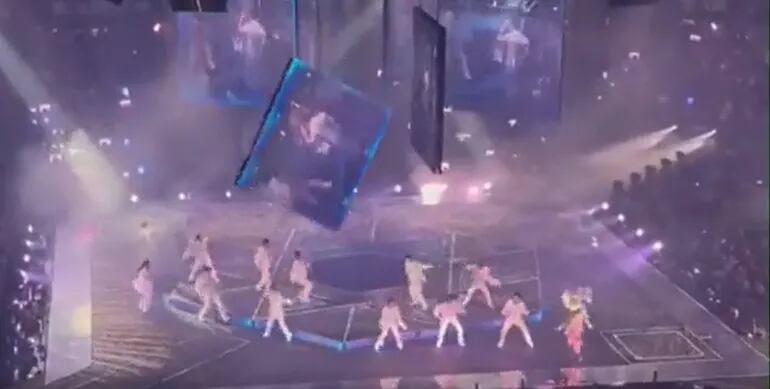 Segundos antes a la caída de la pantalla gigante durante un concierto en Hong Kong. Al menos tres bailarines quedaron heridos.