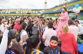 Una gran cantidad de devotos recibió a la Virgen en el estadio del Sportivo Luqueño luego de la procesión aérea.