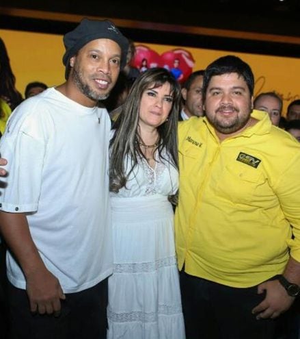 Ronaldinho Gaúcho, Dalia López e José Luis Vázquez, filho do expat vermelho Perla de Vázquez.