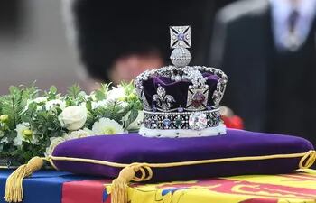 Sobre el féretro de Isabel II fue colocada la corona imperial, es la más famosa del mundo.  (AFP)
