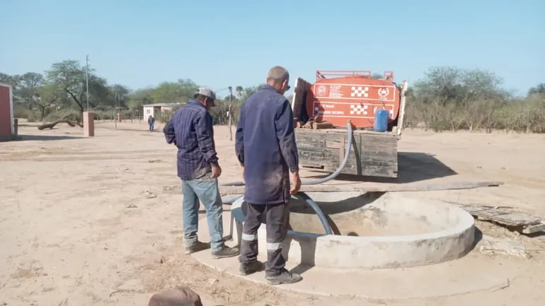 Llenar los aljibes comunitarios es una de las soluciones paliativas a la sequía.