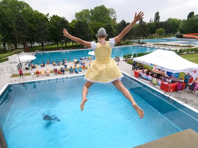 Un peculiar concurso con traje tradicional en la piscina.