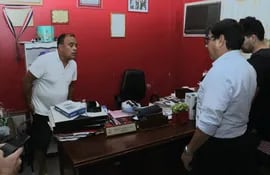 El exintendente Roberto Cárdenas atiende en su oficina a la comitiva liderada por el fiscal Néstor Coronel.