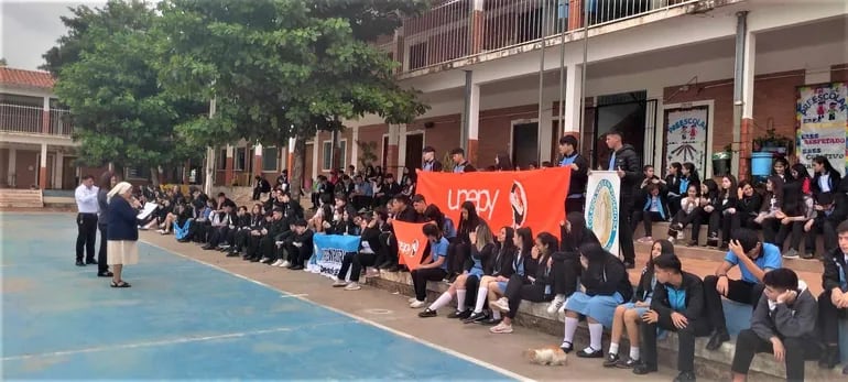 Sentata en la escuela-colegio Subvencionado Virgen Poderosa de Carapeguá.