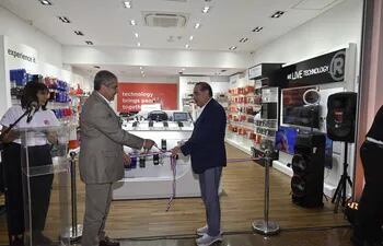 Rubén Olavarrieta y Mario Figueroa fueron los encargados de inaugurar la nueva tienda, en San Lorenzo.