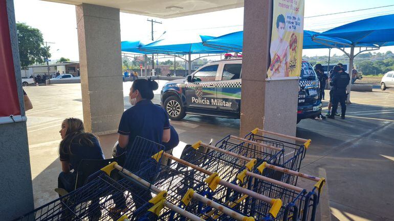 Una de las mujeres fue ultimada frente a un supermercado de Brasil.