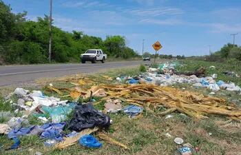 Triste imagen presenta la nueva ruta vecinal que une las localidades de Ypané y Villeta, con gran cantidad de basura.