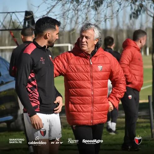 Alberto Espínola conversando con el entrenador Néstor Gorosito durante la práctica de Colón SF, que hoy enfrenta a Lanús por la Copa Argentina.