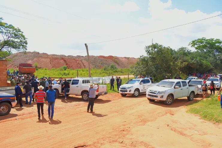 Una comitiva fiscal policial allanó la estancia "Temí" de Paso Yobái en donde constantemente se registra enfrentamientos entre grupos de mineros.