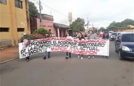 Con marcha y manifestación pacífica funcionarios municipales piden reconsideración del sumario que les afecta.