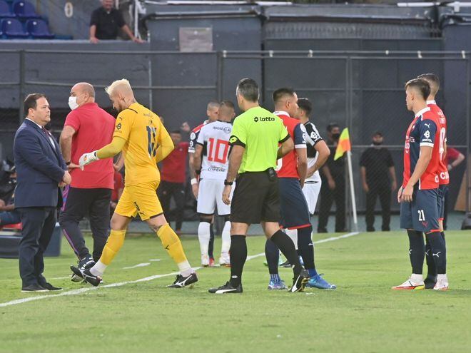 Jean Paulo (de amarillo) deja el campo por la expulsión antes de comenzar el superclásico en la definición de la Supercopa Paraguay.