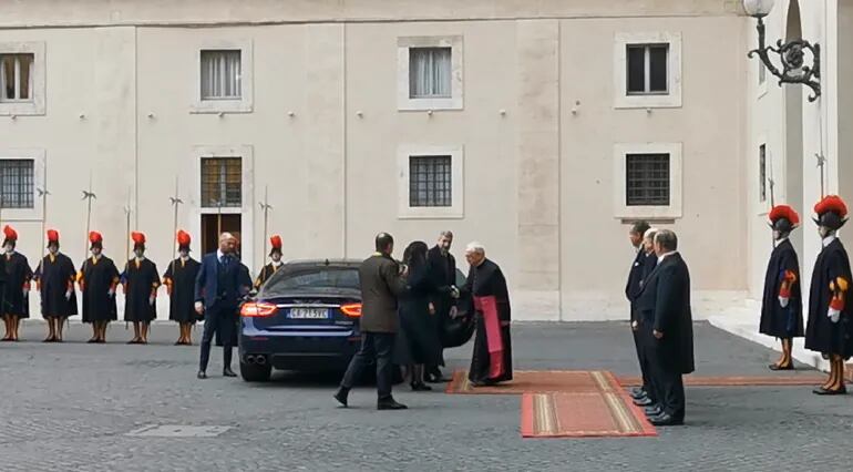 El presidente Mario Abdo Benítez fue recibido por el Regente de la Prefectura de la Casa Pontificia, Mons. Leonardo Sapienza.