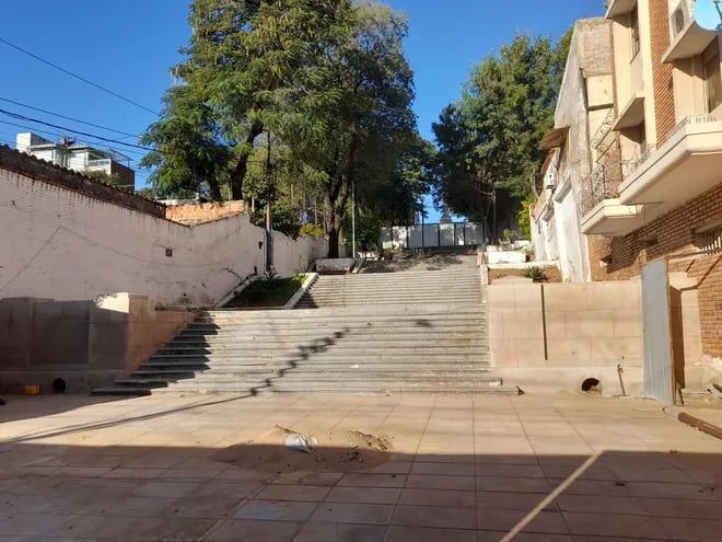 Así se encuentra hoy la escalinata Antequera y Castro, cuya obra ya presentó retrasos en varias ocasiones.