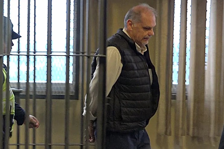 Joaquin Roa, sale del retén del Palacio de Justicia, para la audiencia de imposición de medidas en la que se ordenó su prisión. Fue el 5 de mayo pasado.
