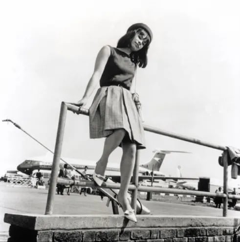 Astrud Gilberto en el aeropuerto de Heathrow, junio de 1965.