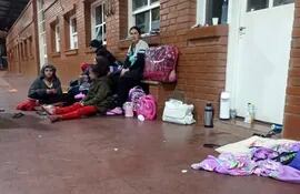 Durante más de 14 días 12 personas, entre ellas seis niños, pasaron en precarias condiciones varados en la aduana argentina.