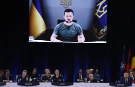 El presidente del Ucrania, Volodímir Zelenski, interviene por videoconferencia en la primera jornada de la cumbre de la OTAN que se celebra este miércoles en el recinto de Ifema, en Madrid.
