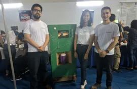 Steven Baglieri, junto a otros dos compañeros, Yumi Kikuchi y Derlis Castillo, decidió crear una máquina dispensadora de poha ñana.