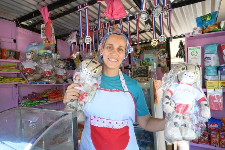 El ministro de Deportes, Diego Galeano Harrison, hizo entrega de un lote de peluches de “Tirika” a la atleta paraguaya, Jennifer Rodríguez.