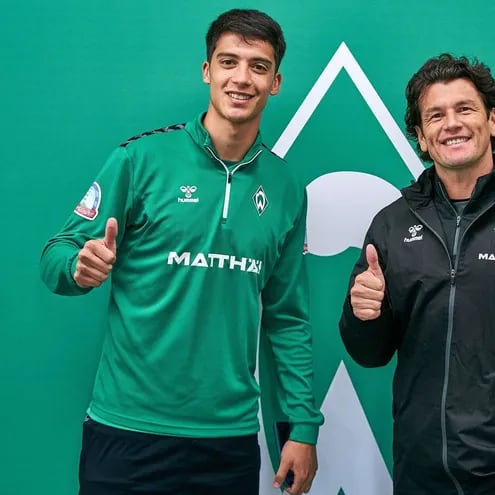 Haedo Valdez (d) posando con Julián Malatini, durante la presentación del zaguero argentino como nuevo jugador del Werder Bremen.