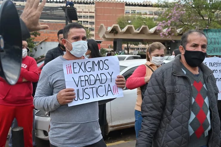 Familiares de Ramón Samudio se manifestaron en más de una ocasión frente al Hospital Central del Instituto de Previsión Social (IPS).