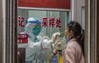 Un personal sanitario toma una muestra para covid, en Shanghai, China.