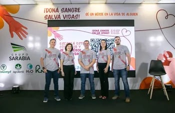 Parte del equipo del Grupo Sarabia, junto a los mentores de la campaña de donación voluntaria y la doctora Magdalena Insfrán.
