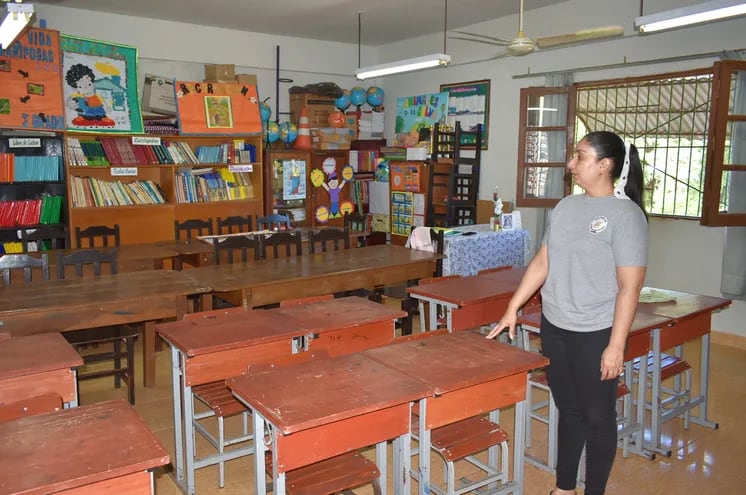 La directora de la escuela Espíritu Santo de Villarrica Noelia Lobos mostrando como adecuaron la biblioteca para utilizarla como sala de clases.
