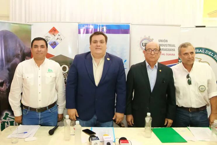 El gerente de la ganadera CLS, Roberto Chávez, gobernador de Guairá, César Luis Sosa (ANR), presidente de la UIP filial Guairá, Nery González y el vicepresidente de la ARP regional Guairá, Guido Girala, durante la presentación de la Expo Guairá 2023.