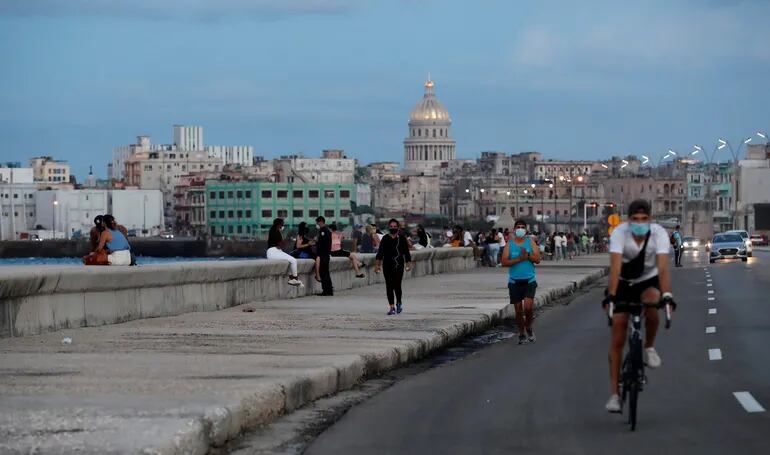 Una tarde en el Malecón de la Habana (Cuba). El Ministerio de Salud Pública de Cuba (Minsap) reportó descenso de casos de covid. (EFE/ Ernesto Mastrascusa)
