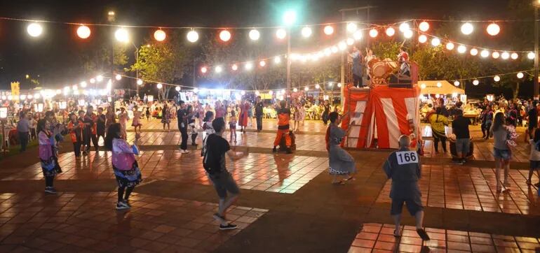 La fiesta japonesa "Natsubon" convoca a mucho público que participa con entusiasmo de las actividades.